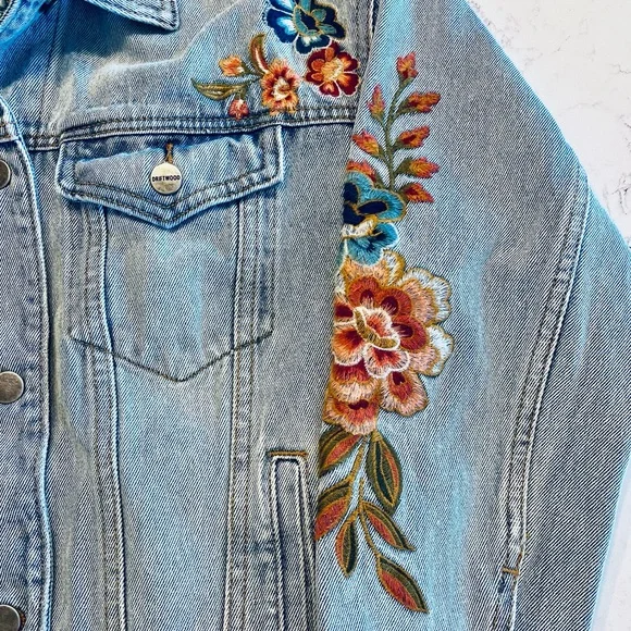 Driftwood women's floral embroidered light wash denim jean jacket size small - Picture 4 of 6